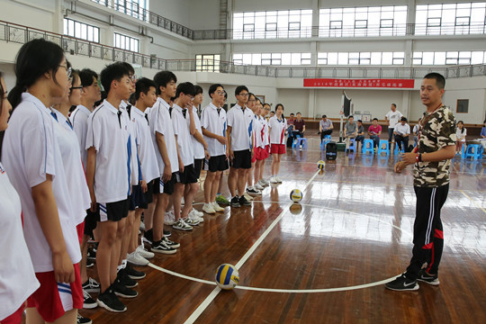 排球——正面双手垫球    授课教师：冯磊