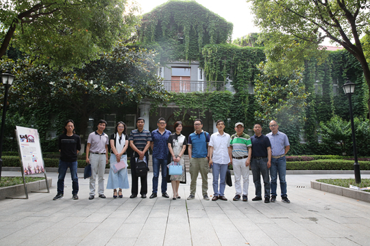 南京市初高中与职业院校美术教学衔接研讨会的全体与会教师合影留念