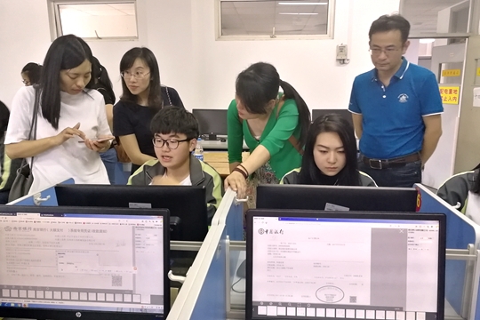 各个学校的校领导及老师参观会计系现代学徒制真账实训基地