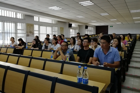 青岛中高职院校的领导、老师们进行了讨论