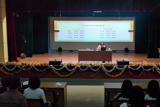 杨老师与现场同学们进行互动