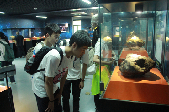 学生干部们参观紫金山天文台