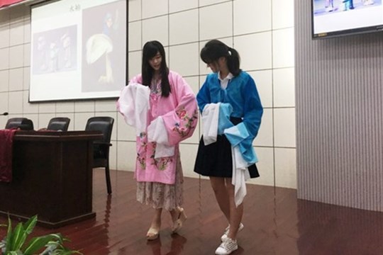 与学生互动表演