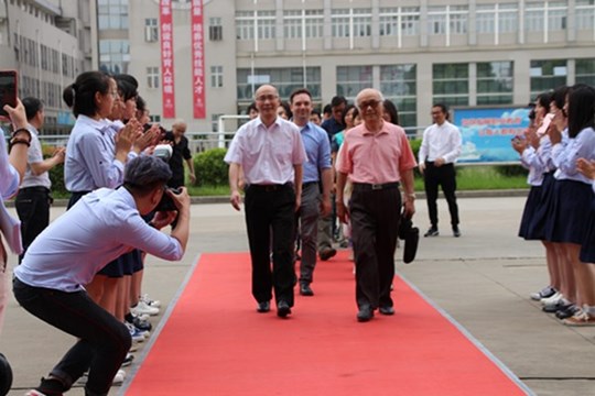 嘉宾进入活动现场