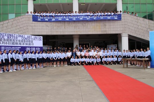 艺术家们与南通分院师生合影