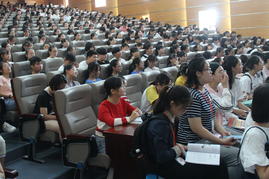 同学们个个聚精会神，认真记录，取得了良好的效果