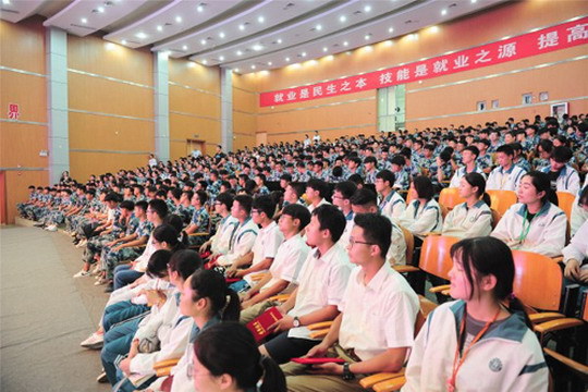 全体新生聆听讲课