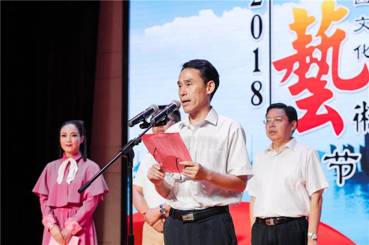 学校校长陆春其讲话