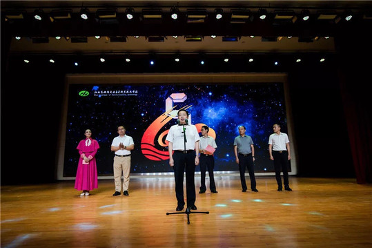 学校党委书记李虎宣布2018年校园文化艺术节启动仪式正式开始