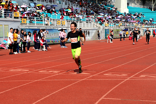 团体4*100米接力决赛，它不仅是速度的对决，更是团队精神的最佳诠释，将整个运动会推向了高潮