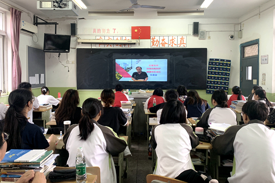 学校安全工作部朱春健主任以《珍爱生命，加强自我防护，健康快乐成长》为主题做了线上国旗下讲话