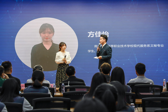 学校现代服务系方佳怡同学在疫情期间，坚守实习岗位，努力工作，为疫情防控做出了自己的贡献