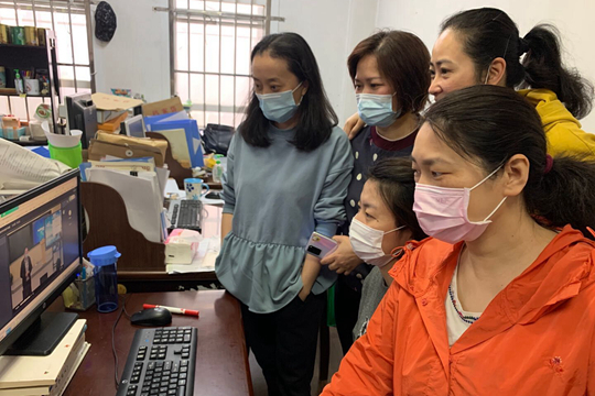 本次培训同时开通线上直播，各校区教师使用手机或者电脑实时观看学习